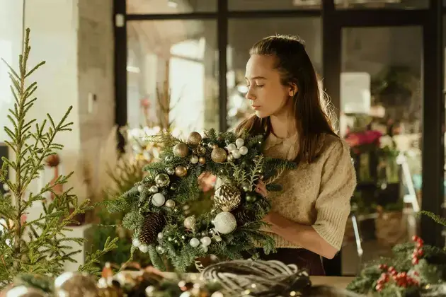 Student during Christmas wreath course
